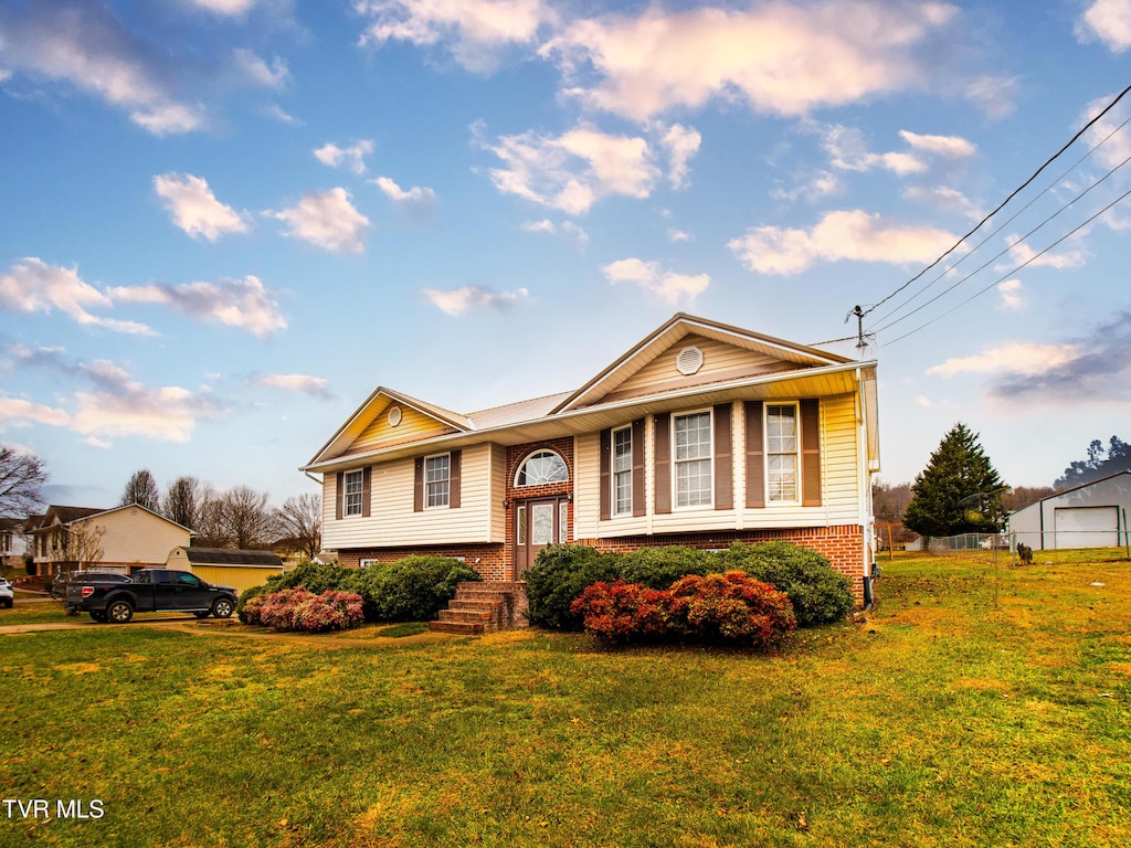 view of front of house with a front yard