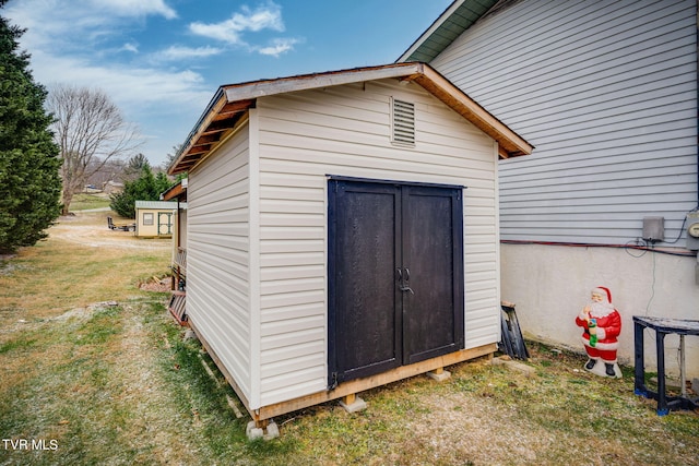 view of outdoor structure with a yard