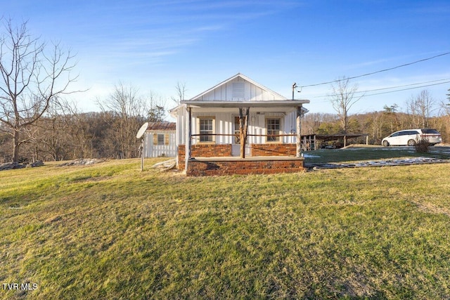 view of front facade featuring covered porch and a front yard