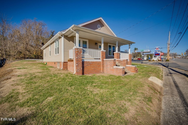 view of front facade featuring a porch and a front yard