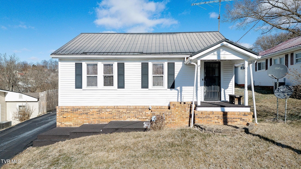 bungalow-style house featuring a front lawn