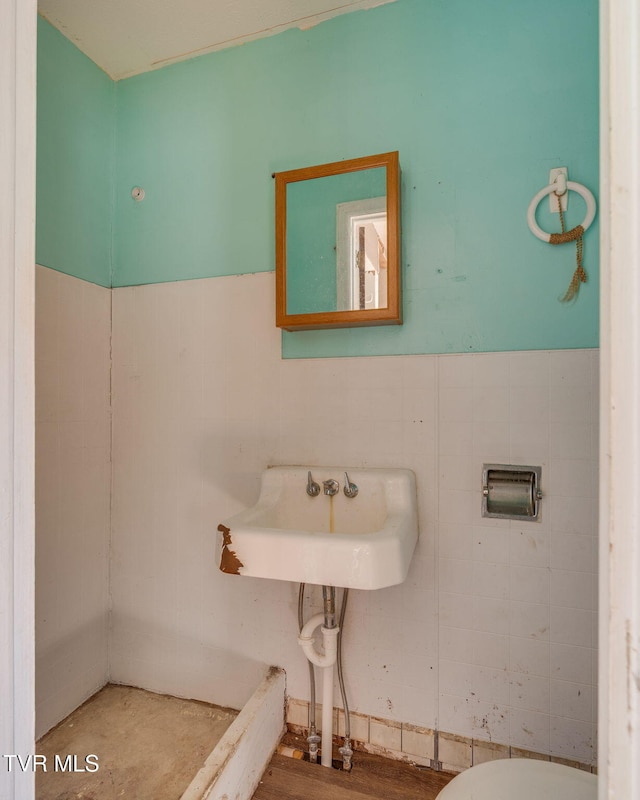 bathroom featuring sink and concrete floors