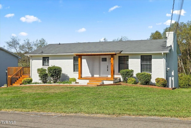 single story home with a front lawn