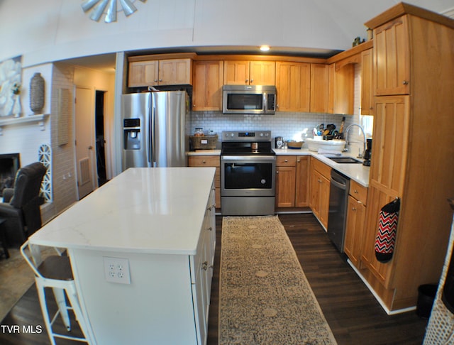 kitchen with stainless steel appliances, dark hardwood / wood-style floors, tasteful backsplash, vaulted ceiling, and sink