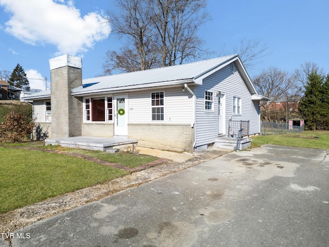 single story home with a front lawn