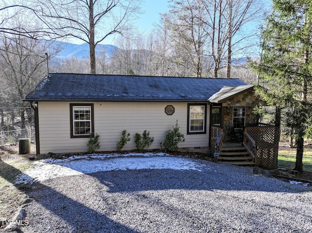 single story home featuring a mountain view