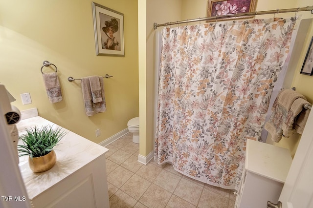 bathroom with tile patterned flooring, baseboards, toilet, a shower with shower curtain, and vanity