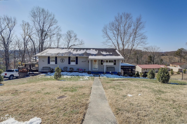 ranch-style house featuring a front lawn