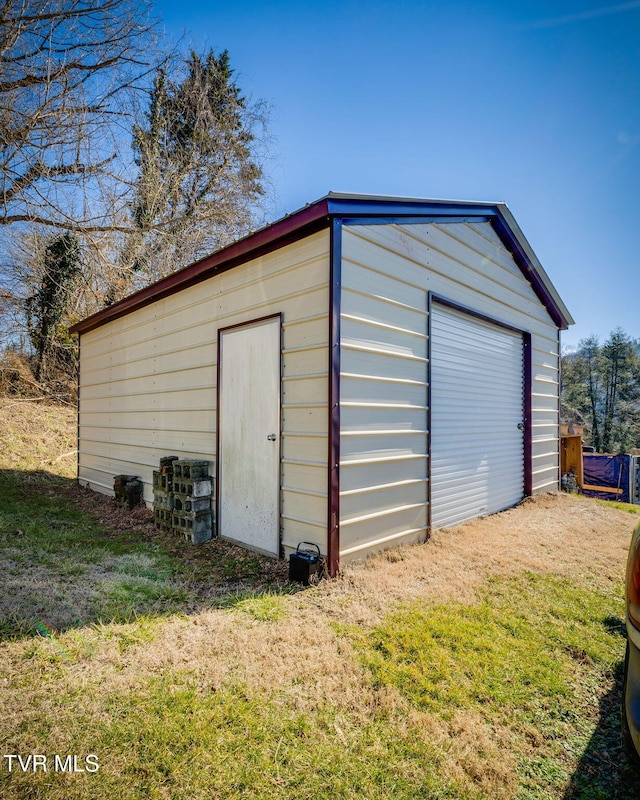 view of outdoor structure featuring an outbuilding