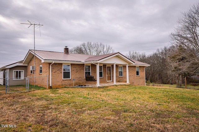 view of front facade featuring a front yard and covered porch