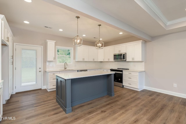 kitchen featuring visible vents, a sink, stainless steel appliances, light countertops, and white cabinets