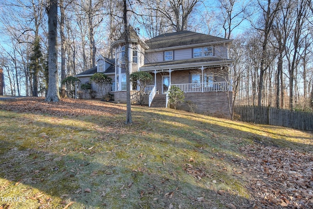 view of front facade featuring a front lawn and a porch