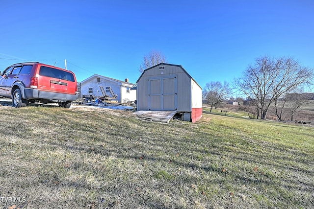 view of yard featuring a shed