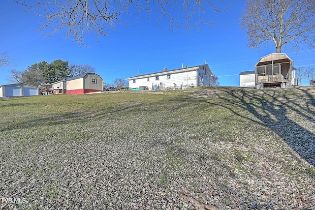 view of yard with an outbuilding