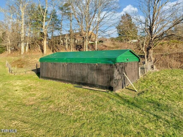 view of yard with an outbuilding