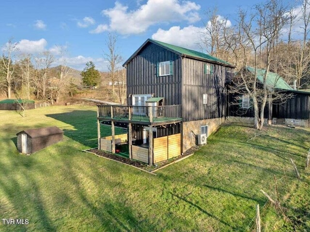 view of outdoor structure with a yard