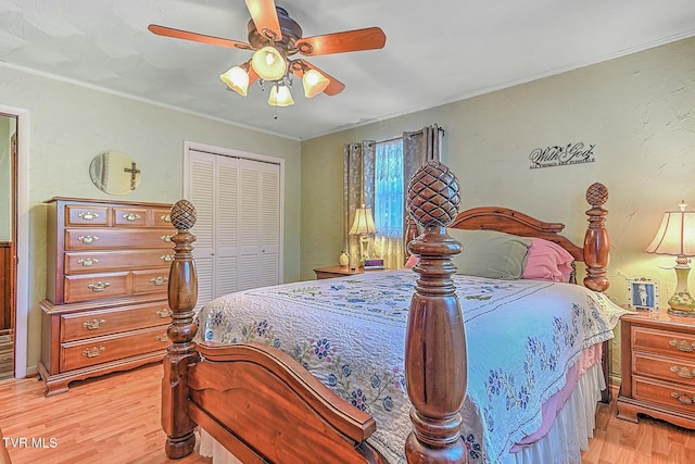 bedroom with light wood-type flooring, a closet, and ceiling fan