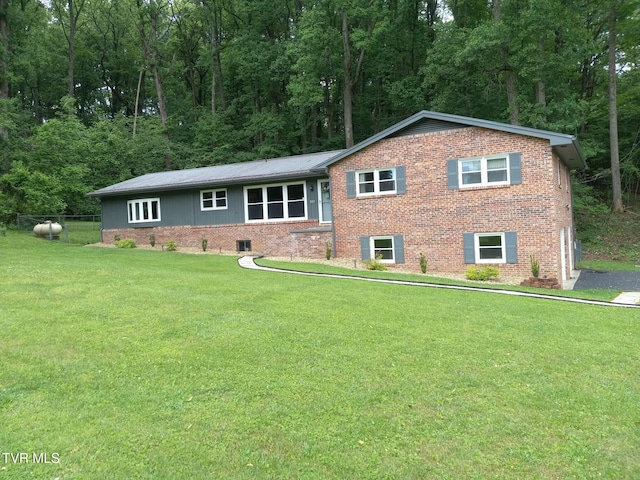 view of front of house with a front lawn