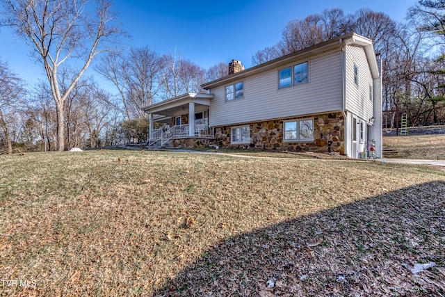 view of front of house with covered porch and a front lawn