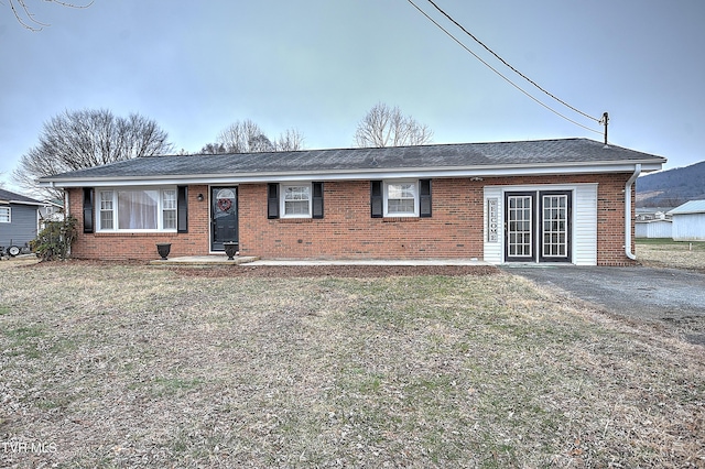 single story home featuring a front lawn