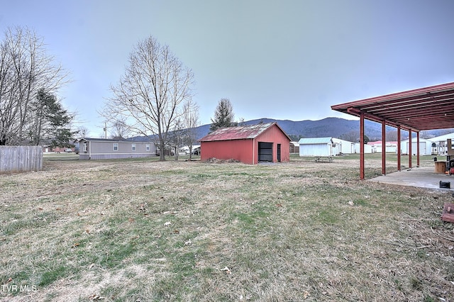 view of yard with an outbuilding