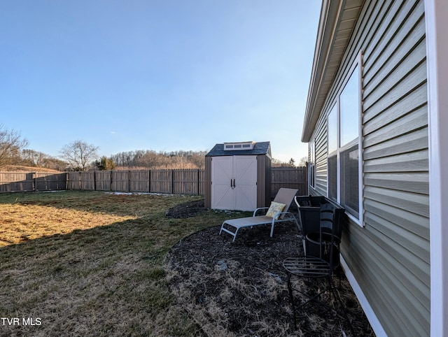 view of yard featuring a storage unit