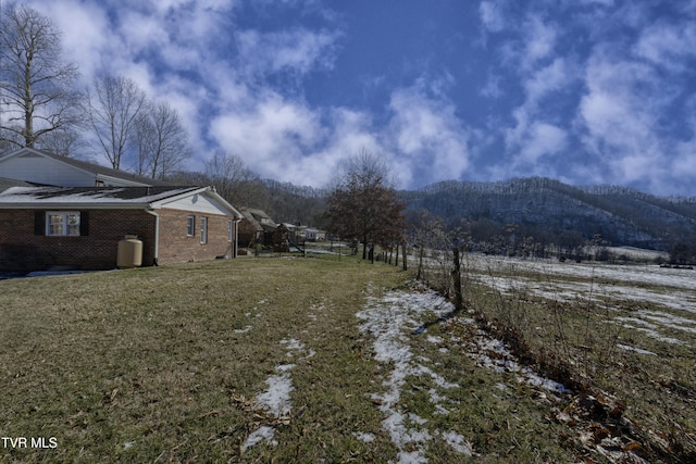 view of yard featuring a mountain view