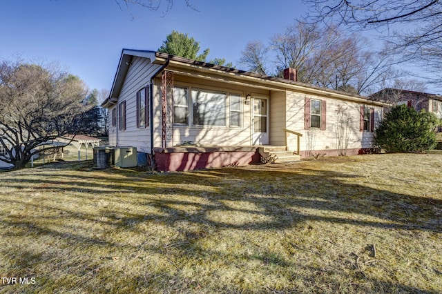 view of front of house featuring central AC and a front yard