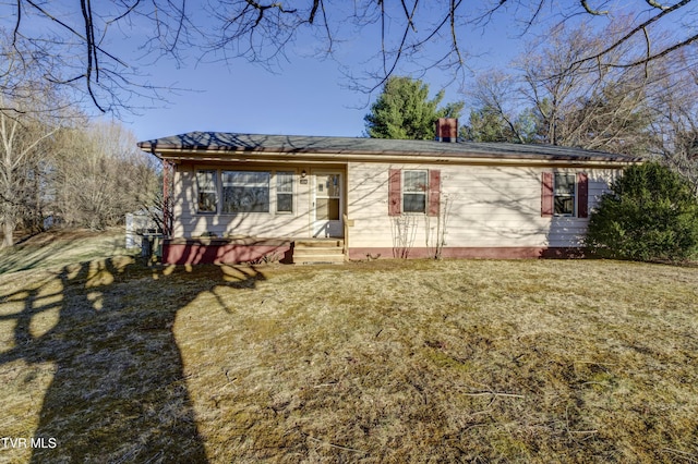 ranch-style house featuring a front lawn