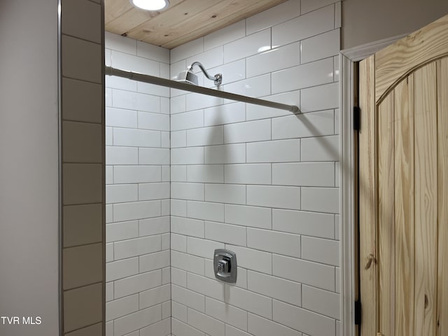 bathroom featuring tiled shower