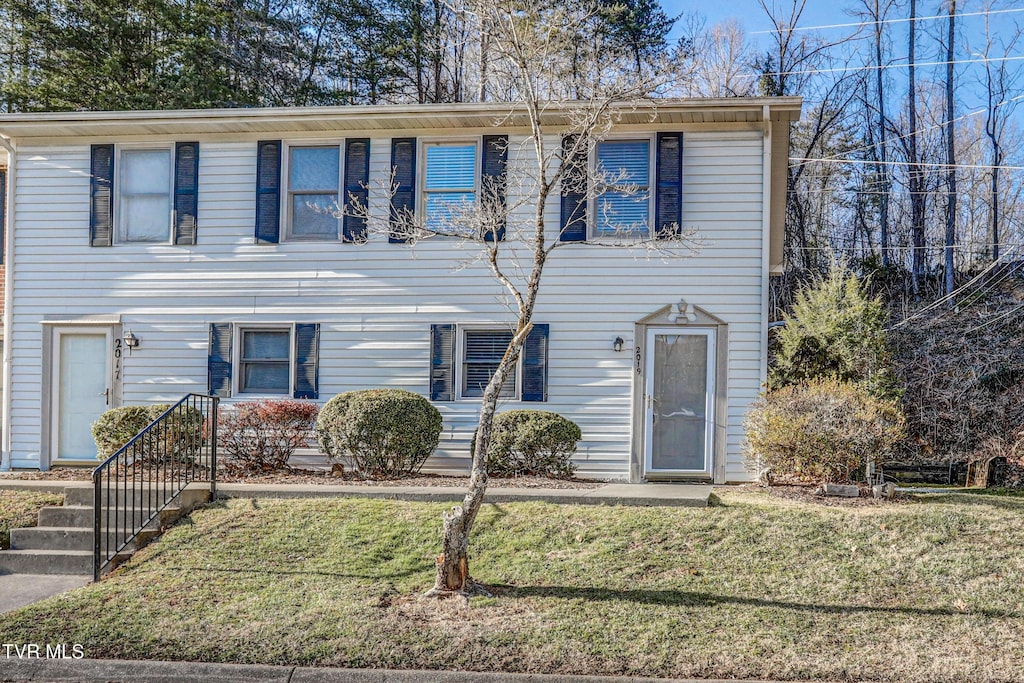 view of front of house featuring a front yard