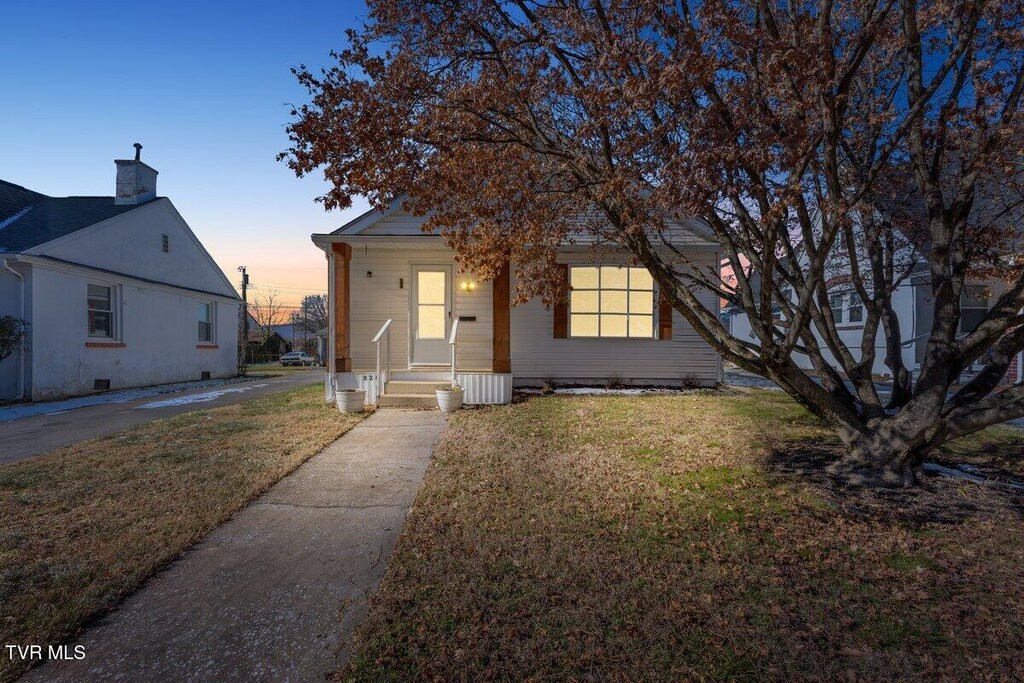 826 Lamont St, Kingsport, TN 37664 - view of front facade featuring a yard