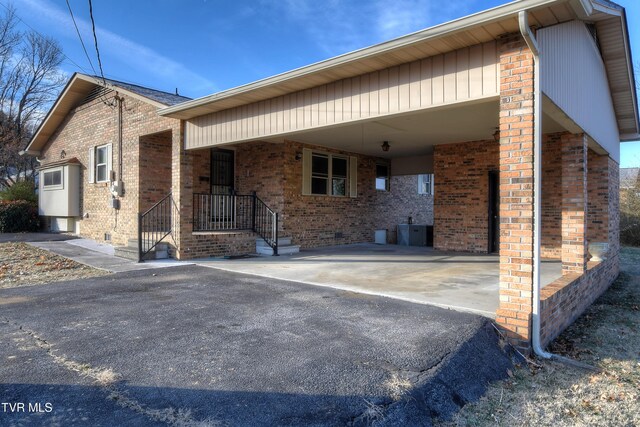 view of front of property featuring a carport