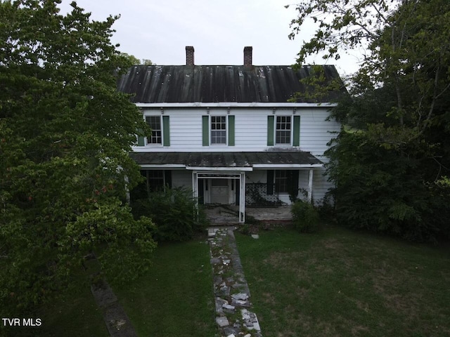 view of front of home with a front lawn