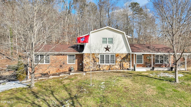 view of front of home featuring a front lawn