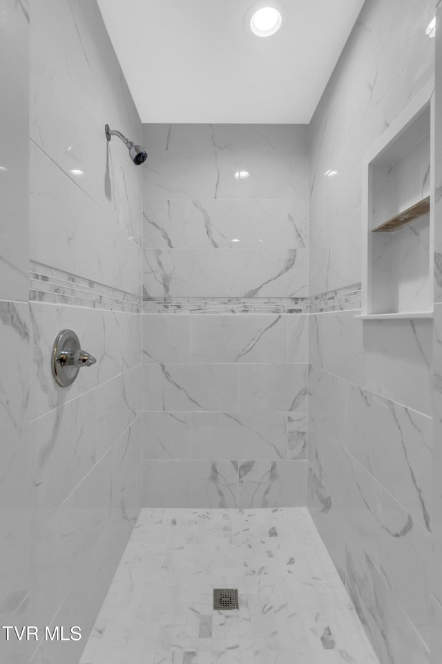 bathroom featuring a tile shower