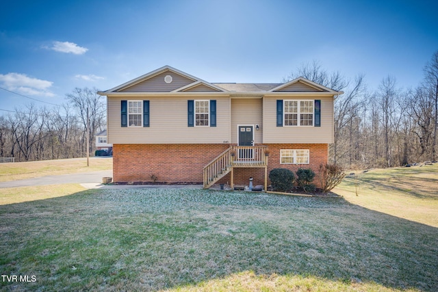 split foyer home with a front yard