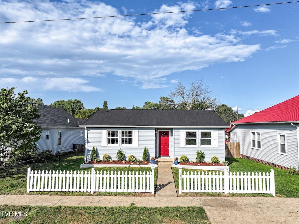 view of front of house with a front yard