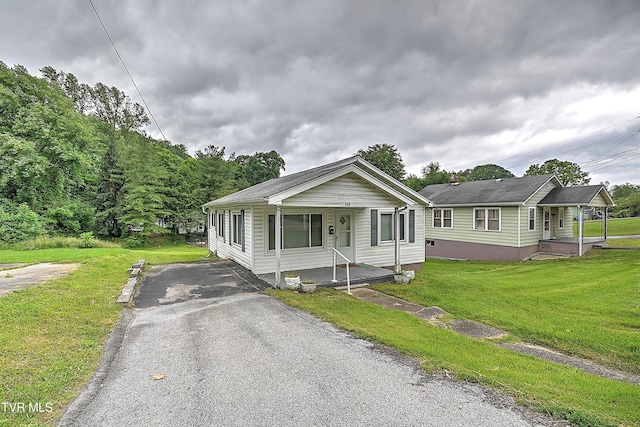208 Gravely Rd, Kingsport, TN 37665 - view of front of home with covered porch and a front lawn