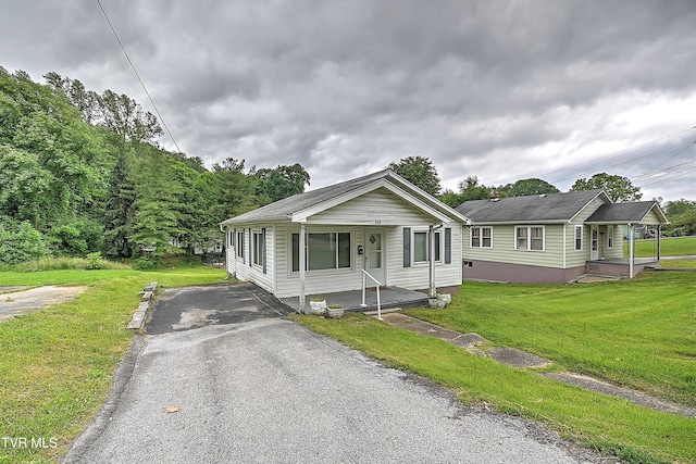 view of front of home with covered porch and a front lawn