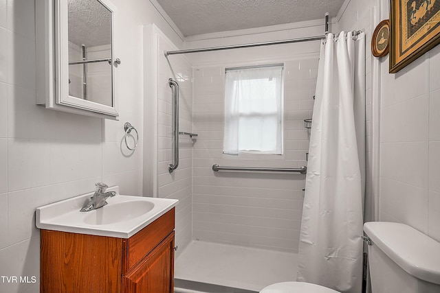 bathroom featuring toilet, vanity, a shower with curtain, and a textured ceiling