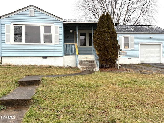 view of front of home featuring a front lawn and a garage