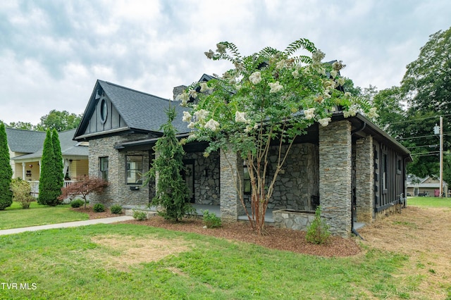 view of front of house with a front yard