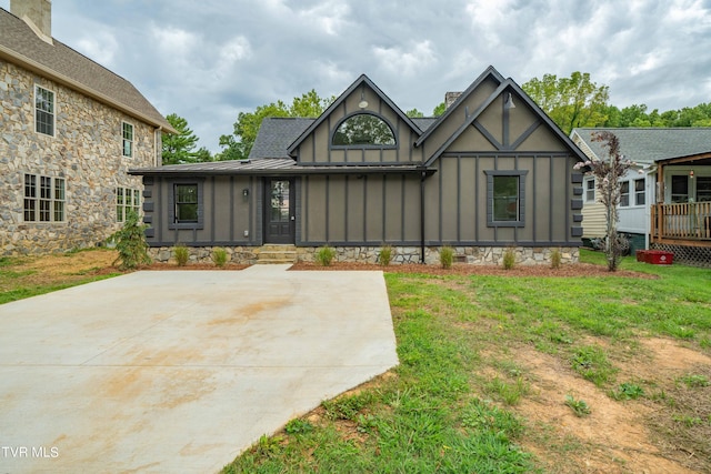 view of front of home featuring a front yard