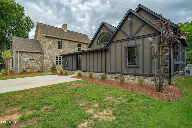 exterior space featuring a front yard