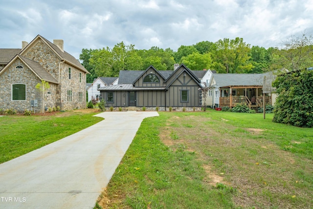 view of front of property featuring a front yard