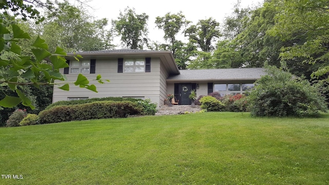 tri-level home featuring a front lawn