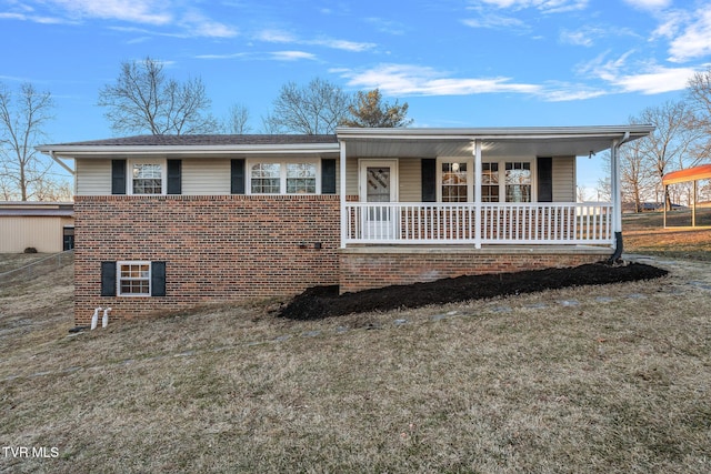 view of front of home with covered porch and a front lawn