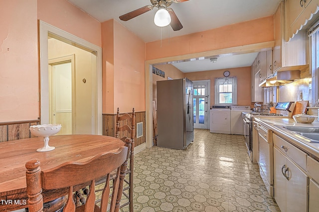 kitchen featuring dishwasher, sink, stainless steel fridge, independent washer and dryer, and ceiling fan