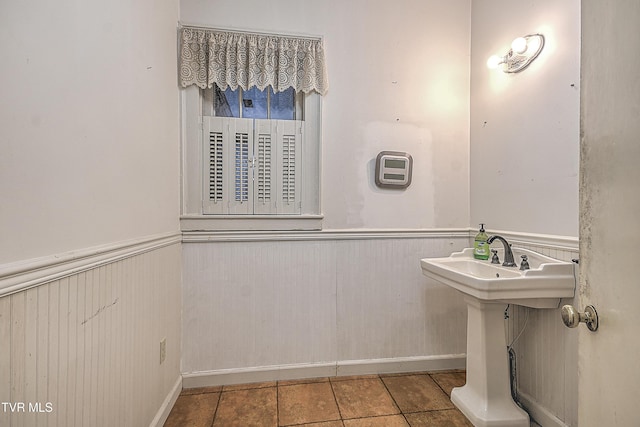 bathroom with sink